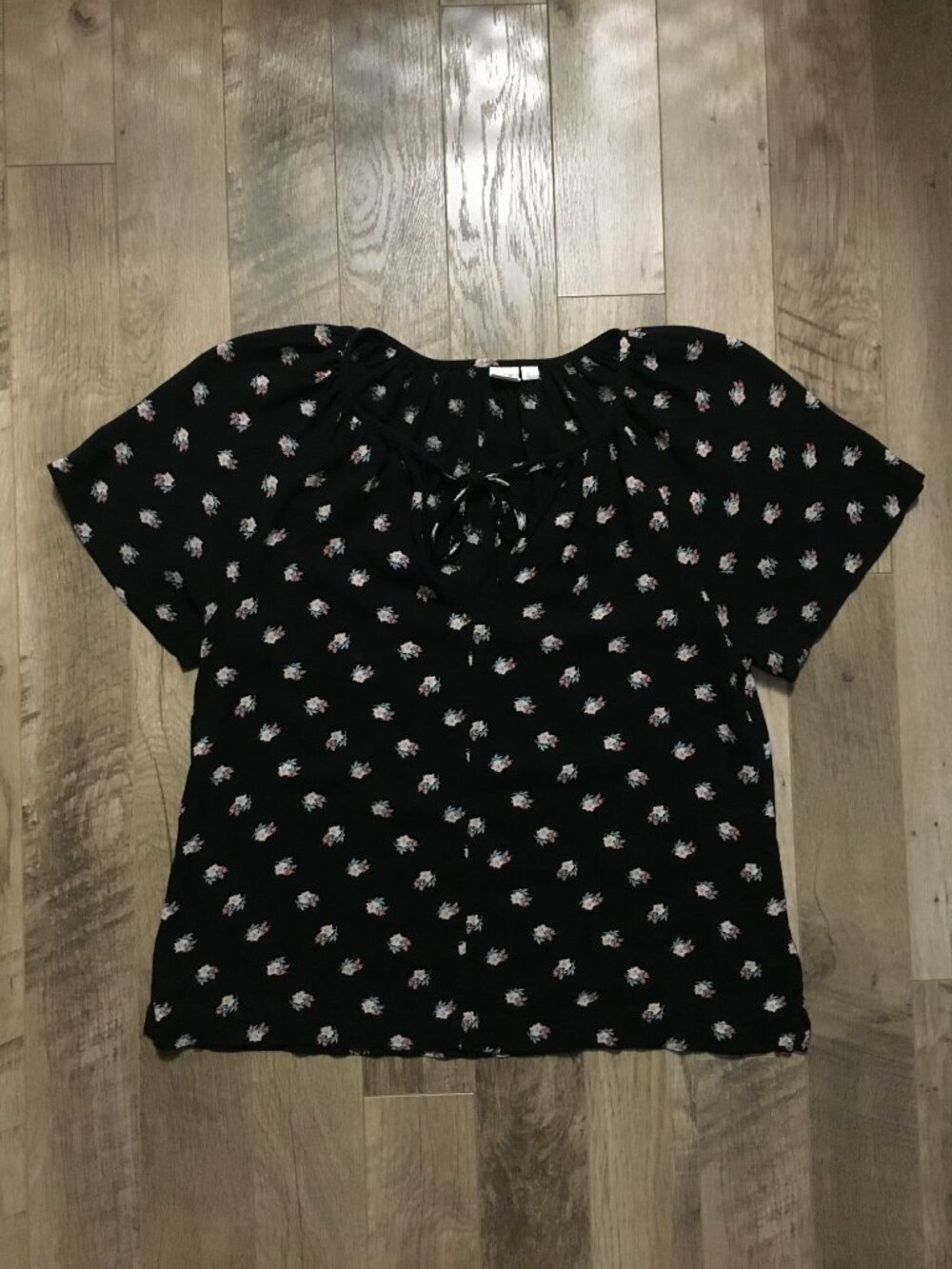 GAP Black Ditsy Floral Flutter Sleeve Tie Front Keyhole Blouse Rayon XS - Picture 12 of 16